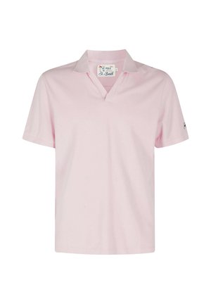 Polo rosa chiaro a maniche corte con colletto aperto ed etichetta sul petto con la scritta "Le Polo de St. Barth."