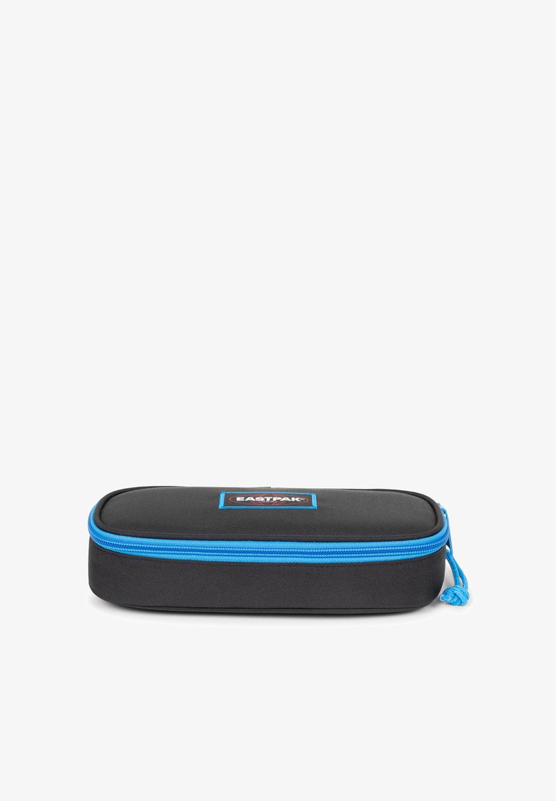 Astuccio rettangolare nero con cerniera blu, dotato di una patch con logo sul lato e un esterno in tessuto testurizzato.
