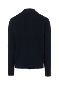 Marineblauer strukturierter Strickpullover mit hohem Kragen, gerippten Bündchen und geradem Saum; mit einem mittigen Rückreißverschluss als Verschlussdetail.