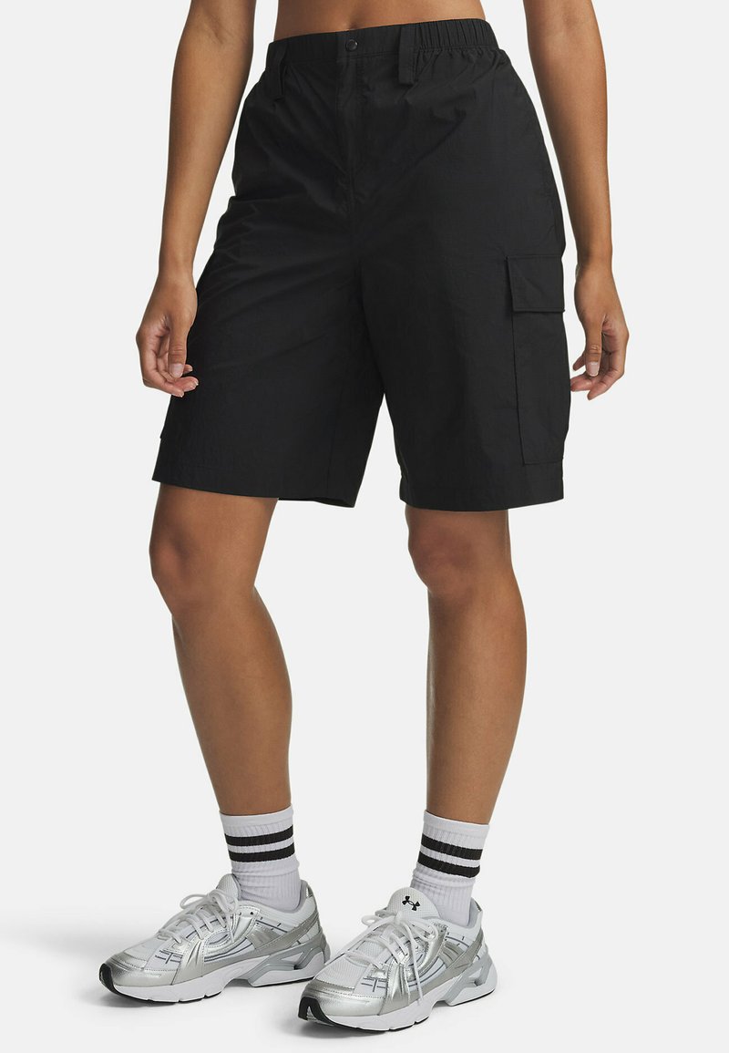 Zwarte cargoshorts met een losse pasvorm, gemaakt van lichtgewicht stof, voorzien van een elastische tailleband en zijzakken voor opbergruimte.