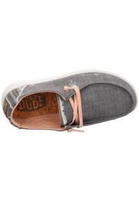 Scarpa da ginnastica grigia in tela con superficie testurizzata, lacci rosa chiaro, suola bianca e soletta in sughero con un sottile motivo geometrico.