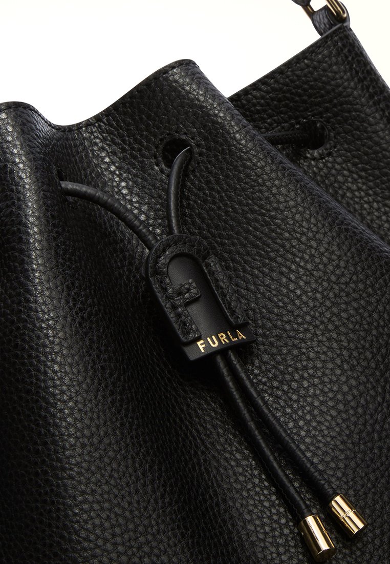 Borsa a secchiello in pelle nera con superficie texturizzata, dettagli in metallo dorato e chiusura a stringa con etichetta brandizzata.