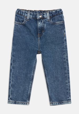 Pantalon en denim bleu pour tout-petits avec taille élastique, bouton devant, passants de ceinture et poches sur fond blanc.