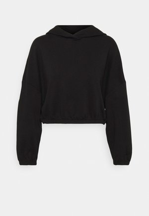 Sweat à capuche noir court en tissu doux avec capuche à cordon, manches longues et ourlet élastique, offrant une coupe décontractée et un design simple.