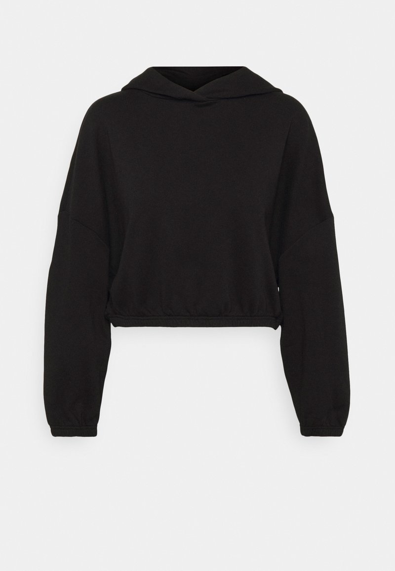 Sweat à capuche noir court en tissu doux avec capuche à cordon, manches longues et ourlet élastique, offrant une coupe décontractée et un design simple.