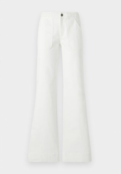 Pantaloni albi evazați, confecționați dintr-un material țesut, cu un brâu împletit, două buzunare frontale și o textură netedă. Se închid cu un nasture negru.