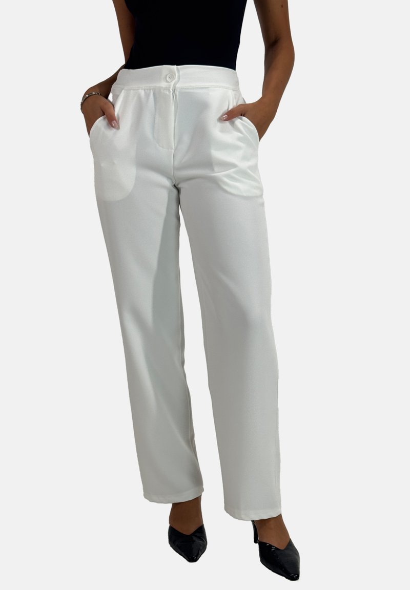 Witte, wijde broek met een gladde textuur, voorzien van een sluiting met een knoop aan de voorkant en zijzakken, gestyled met zwarte hoge hakken.