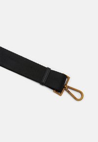 Schwarzer Stoffgürtel mit glatter Oberfläche, ausgestattet mit einer rechteckigen Buckle aus goldfarbenem Metall und einem Karabinerhaken zum Verschließen.
