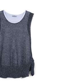 Top senza maniche lavorato a maglia di un blu navy scuro con un motivo testurizzato, caratterizzato da un collo rotondo bianco e un dettaglio con nodo laterale all'orlo.