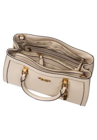 Sac à main en cuir beige avec des finitions dorées, deux poignées et plusieurs compartiments zippés visibles à l'intérieur.