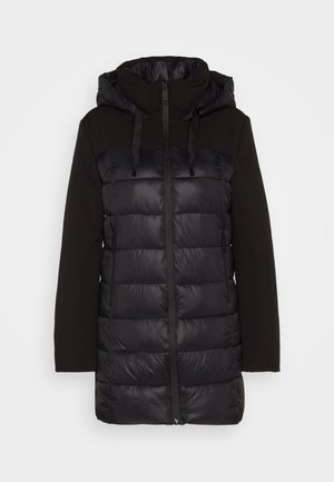 Giacca a vento nera con cappuccio, caratterizzata da un design trapuntato sul corpo e maniche lisce. Chiusura con zip sul davanti e lacci regolabili.