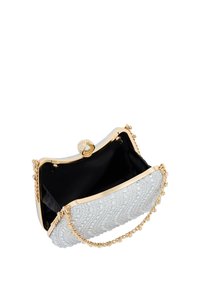 Sølvperle clutch taske har en guldkæde-rem, lås lukning og en tekstureret overflade med et mønstret design. Indvendigt er den sort.