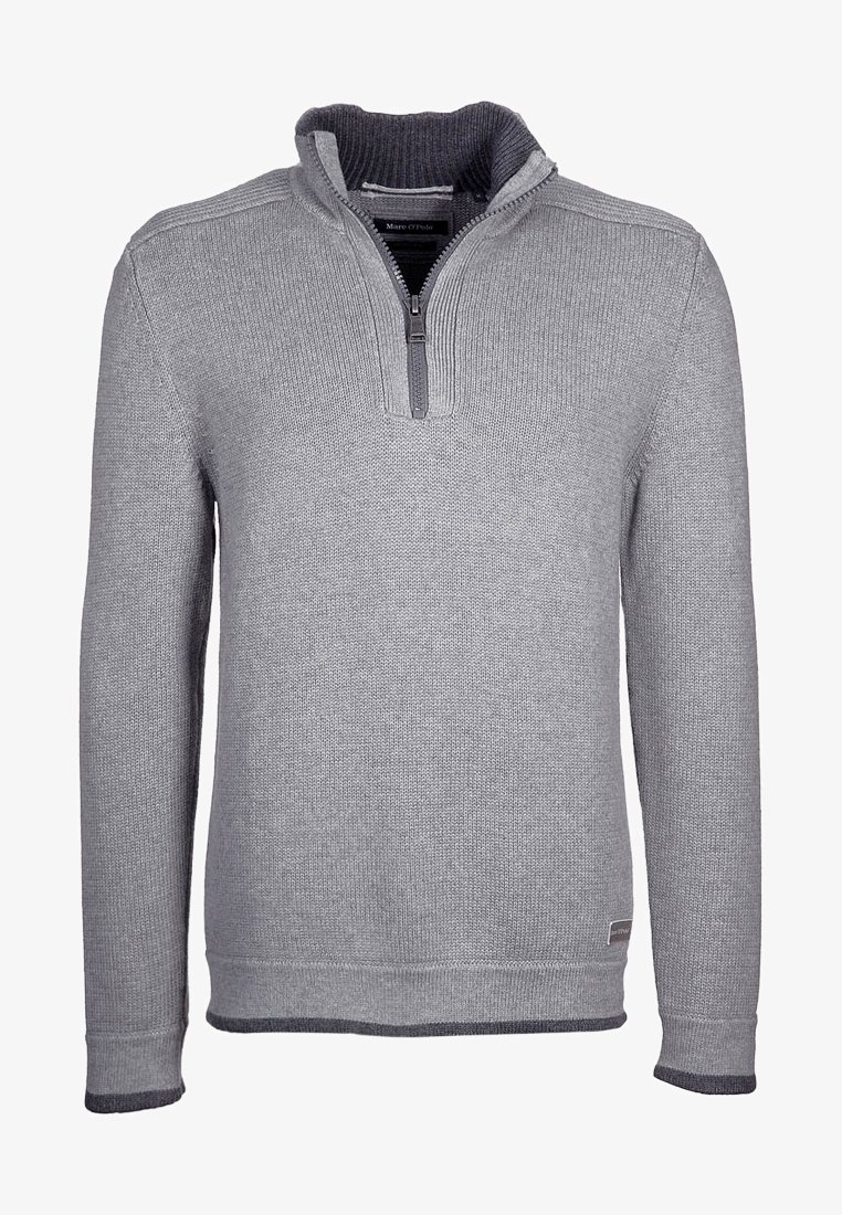 Grå zip-halströja med ett texturerat stickat mönster, kontrasterande mörkgrå krage, manschetter och nederkant. Har en partiell framdragkedja.
