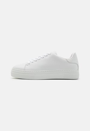 Hvite lær sneakers med en chunky plattformsåle, rund tå og seks snøringer. Glatt tekstur med subtile stikkingdetaljer.