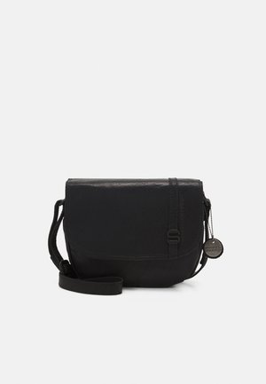 Sac bandoulière en cuir noir avec fermeture à rabat, bandoulière réglable et étiquette métallique ronde sur chaîne avec nom de la marque "Spikes & Sparrow."