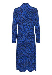 Rochie albastră cu un model îndrăzneț de dungi negre de tigru, umeri lungi, guler cu nasturi și design până la genunchi. Textură netedă.