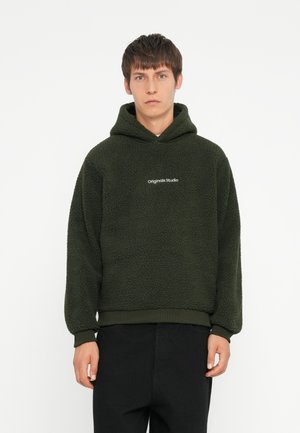 Groene fleecetop met een textured oppervlakte, voorzien van een buidelzak en een logo applicatie. Ribbels aan de mouwen en onderkant maken het ontwerp compleet.