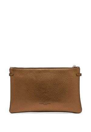 Clutch in pelle marrone con superficie testurizzata, forma rettangolare, chiusura con zip e logo in rilievo sulla parte anteriore. Dimensioni adatte per oggetti piccoli.