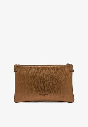 Pochette en cuir marron à surface texturée, forme rectangulaire, fermeture éclair et logo embossé sur le devant. Taille adaptée aux petits objets.