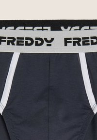 Boxer da uomo blu scuro con una texture morbida, caratterizzati da una fascia elastica bianca a contrasto con la scritta "FREDDY" stampata in nero.