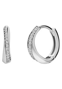 Boucles d'oreilles créoles en argent présentant un design élégant et courbé, avec une rangée de strass ronds et transparents sur un côté. Fini lisse et poli.