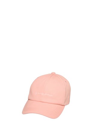 Lichtroze honkbalpet met gebogen klep en subtiele witte geborduurde tekst op het voorpaneel.