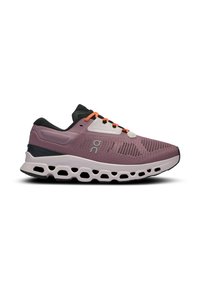 Baskets de course violettes avec dessus en maille, accents noirs, lacets orange et semelle épaisse et rembourrée avec des découpes hexagonales pour plus de flexibilité.