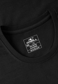 Zwarte katoenen t-shirt met een ronde halslijn en een waslabel. Stofsamenstelling: 95% katoen, 5% elastaan. Maat aangegeven als M.