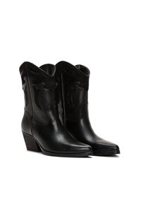 Botas de vaquero de cuero negro con punta afilada, costuras decorativas en el caña y tacón apilado. Textura suave y recortes intrincados.