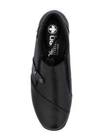 Czarne skórzane buty typu slip-on z zaokrąglonym czubkiem, zakrzywionymi st seams oraz dekoracyjnym paskiem z akcentem w postaci srebrnego guzika z boku.