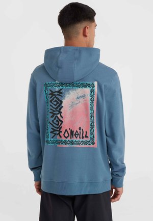 Sweat à capuche bleu avec un grand imprimé graphique au dos, incluant des designs abstraits et le texte "O'Neill". Matière en coton avec une coupe décontractée.