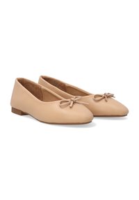 Beige Leder Ballerinas mit weicher Textur, runder Zehenform und einer kleinen Schleifenapplikation an der Vorderseite. Niedriger, flacher Absatz.
