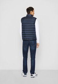 Tommy Hilfiger PACKABLE VEST - Chaleco - desert sky