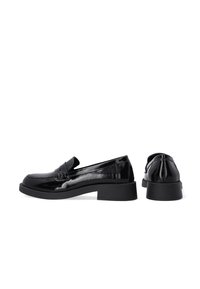 Schwarze Lacklederschuhe mit flachem Absatz, die ein gesticktes Design an der Spitze und einen erhöhten Rücken für zusätzliche Stabilität aufweisen.
