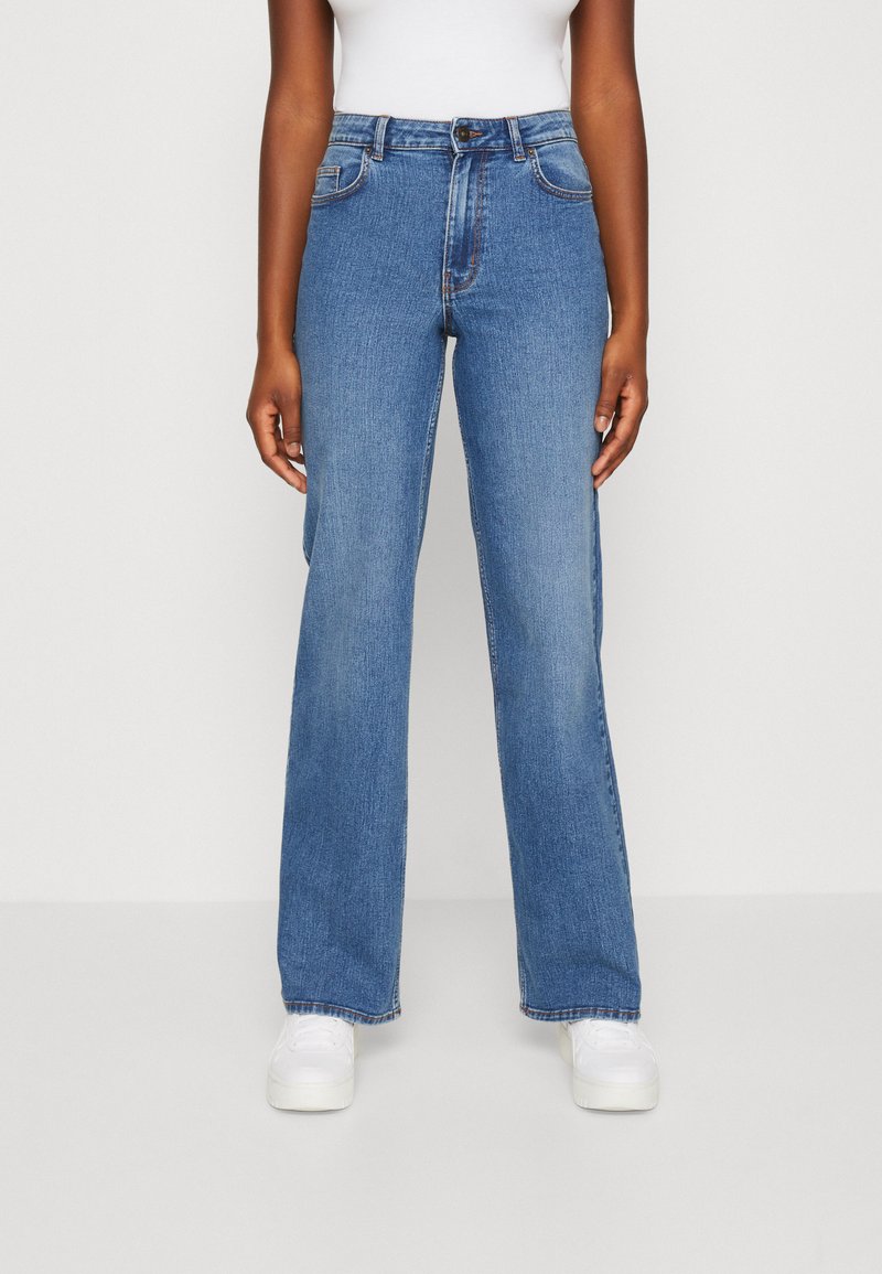 Pieces PCPEGGY WIDE PANT - Sirgete säärtega teksad - medium blue denim