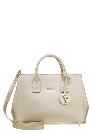 Bolso de cuero beige Furla con dobles asas, correa de hombro desmontable y un charm redondo con la letra "F" en el frente.