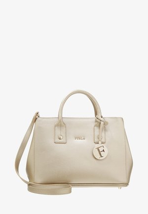 Sac à main en cuir beige Furla avec doubles poignées, bandoulière amovible et pendentif rond orné de la lettre "F" sur le devant.