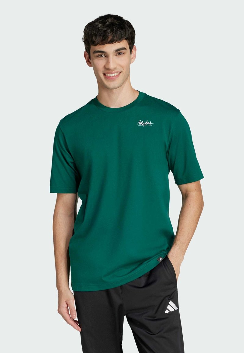 Camiseta verde de manga corta con escote redondo y pequeño logotipo blanco en el lado izquierdo del pecho. Fabricada con una tela suave y ligera.