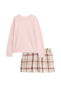 Lichtroze sweatshirt met raglanmouwen, gecombineerd met een geruite short in beige en rode tinten, met een elastische tailleband en zakken.