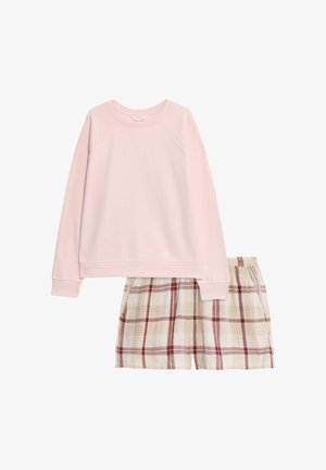 Sudadera rosa claro con mangas raglán combinada con pantalones cortos de cuadros en tonos beige y rojo, que cuentan con una cinturilla elástica y bolsillos.