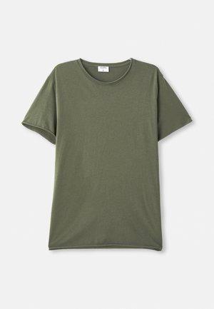 T-shirt vert olive à manches courtes, fabriqué en tissu doux et léger. Il présente un col rond et une coupe décontractée, avec des coutures minimales.