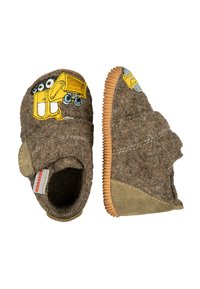 Braune Filzpantoffeln mit gelber Lastwagen-Stickerei, die eine weiche Textur, eine flexible Gummisohle und beige Wildlederelemente aufweisen.