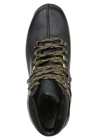 Botte de randonnée en cuir noir avec des lacets à motifs beige et noir, œillets métalliques et col rembourré, vue de dessus sur fond blanc.