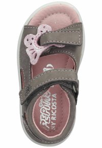 Grijze leren sandaal met roze accenten en een glinsterende roze strik. Beschikt over een klittenbandsluiting en een gecapitonneerde binnenzool.
