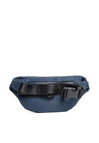 Tmavě modrá ledvinka z odolné tkaniny. Má černý nastavitelný popruh s vyraženým logem, kapsu na zip a štíhlý oválný tvar.