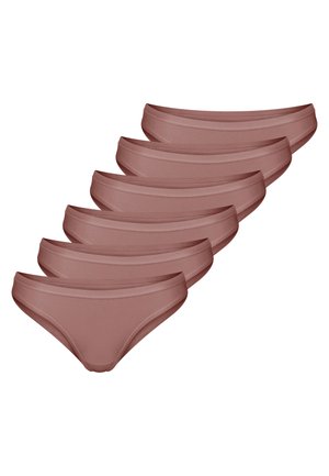 Sześć identycznych damskich majtek bikini w kolorze wrzosowym ułożonych warstwowo na białym tle.