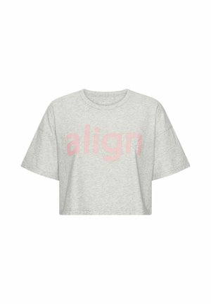 Tricou scurt gri, realizat dintr-un material moale, cu mâneci scurte. Cuvântul "align" este imprimat în roz deschis pe față, folosind un font îndrăzneț.