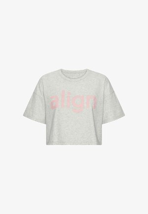 Tricou scurt gri, realizat dintr-un material moale, cu mâneci scurte. Cuvântul "align" este imprimat în roz deschis pe față, folosind un font îndrăzneț.