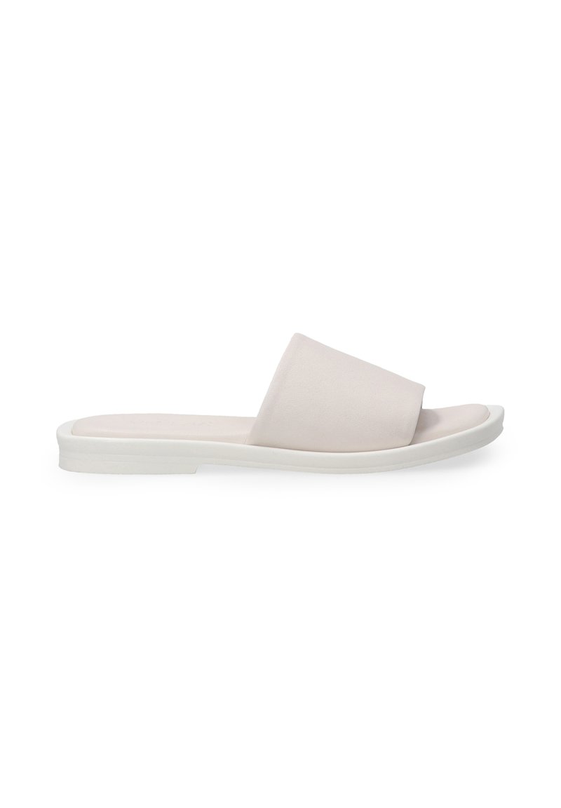 Lichtroze schuif sandalen met een brede band en een vlakke witte zool, met een gladde textuur en een minimalistisch ontwerp.