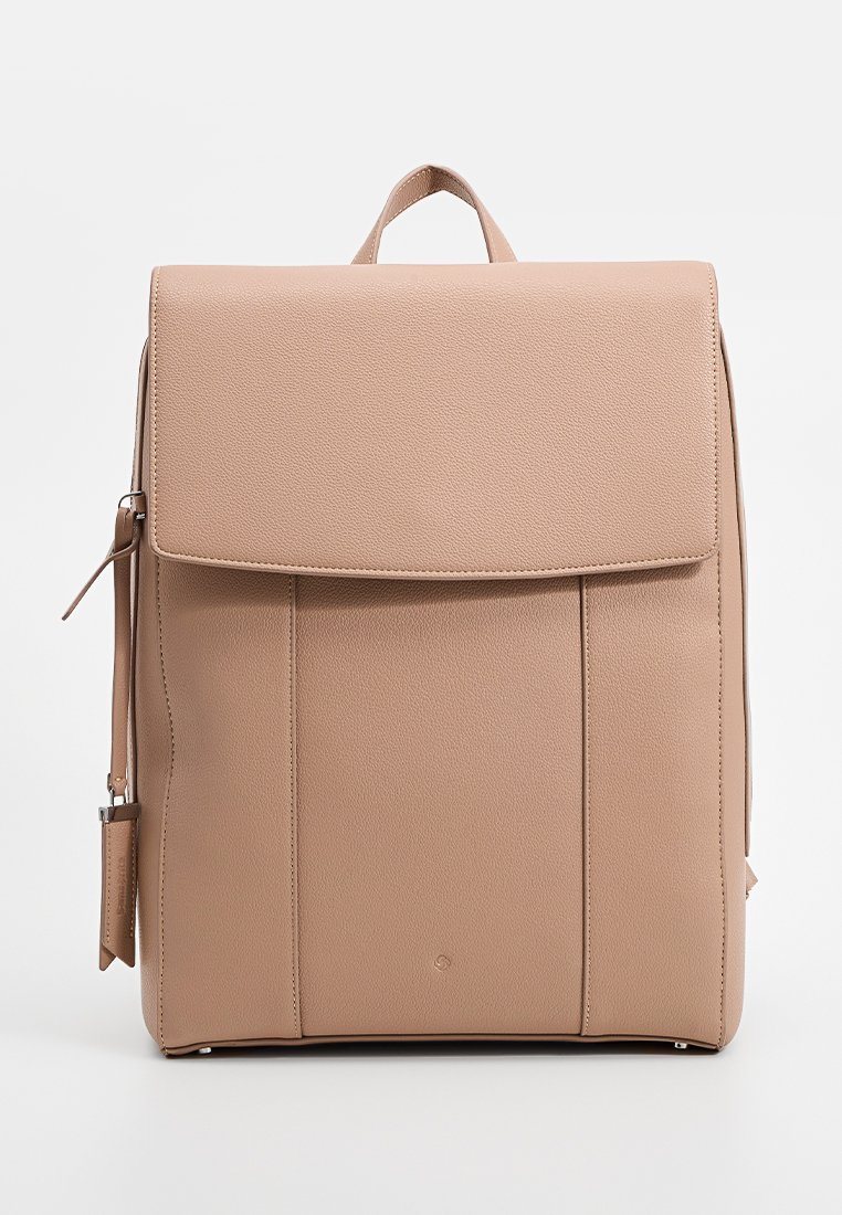 Beige Leder-Rucksack mit strukturierter Oberfläche, Klappenverschluss, vertikalen Nähten und einem oberen Griff zum Tragen.